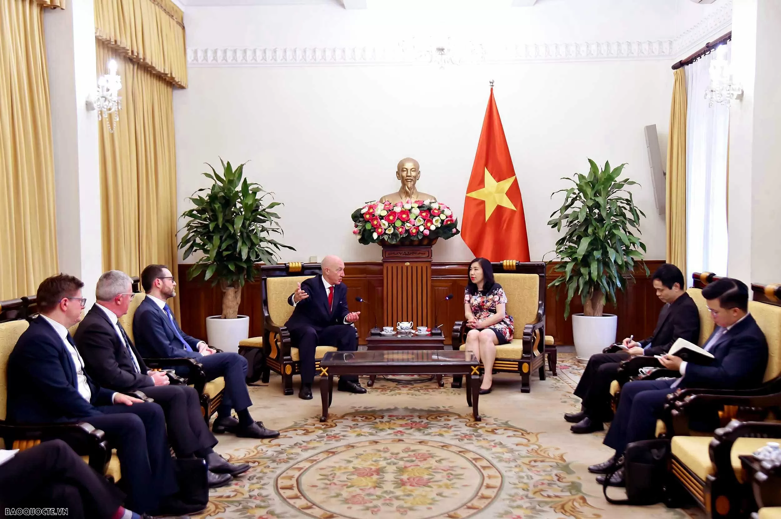 Thứ trưởng Ngoại giao Lê Thị Thu Hằng tiếp Chủ tịch Mạng lưới hữu nghị Việt Nam - Anh