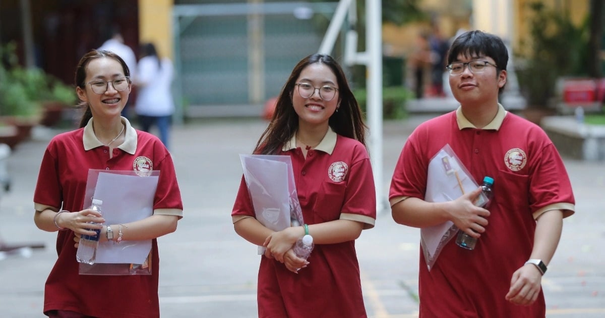 Thí sinh TPHCM rạng rỡ trong ngày làm thủ tục dự thi THPT