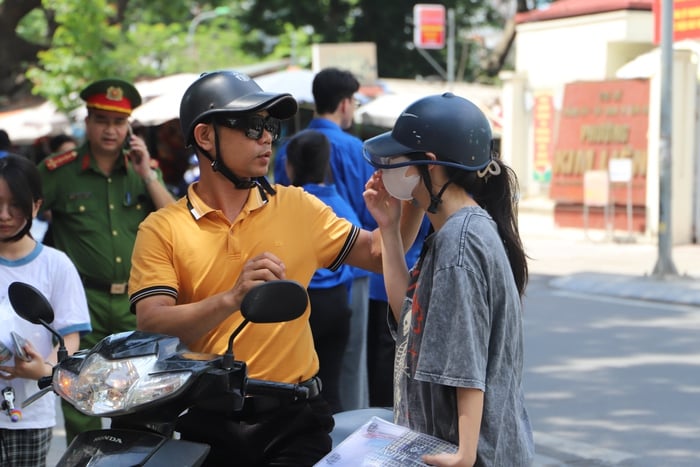 Kỳ thi tốt nghiệp THPT 2025: Phụ huynh đồng lòng 