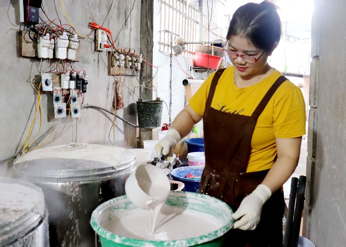 Each batch of pho is made by a process of persistent and diligent labor. It is this meticulousness that creates the uniqueness of Xin Man red pho.