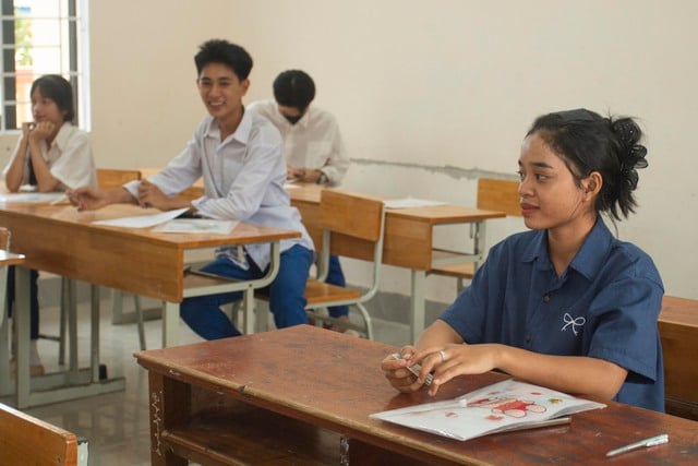 Thí sinh miền núi Quảng Trị háo hức đến làm thủ tục dự thi- Ảnh 3.