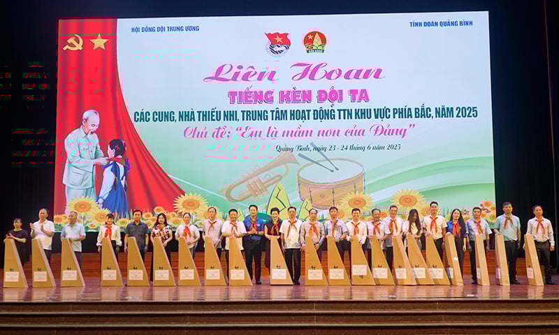 អ្នកឧបត្ថម្ភបានផ្តល់អំណោយដល់អង្គភាពចំនួន 21 ដែលចូលរួមក្នុងពិធីបុណ្យនេះ។