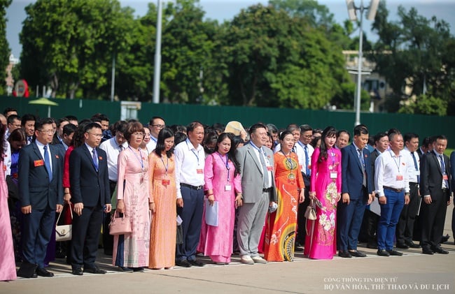 Đoàn đại biểu Đảng bộ Bộ VHTTDL viếng Lăng và báo công dâng Bác - Ảnh 3.