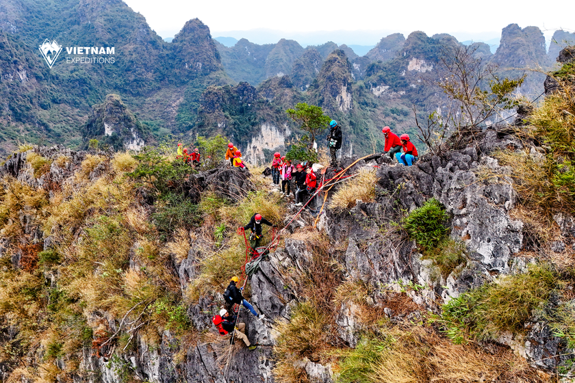 Du khách khám phá Công viên địa chất toàn cầu Lạng Sơn.