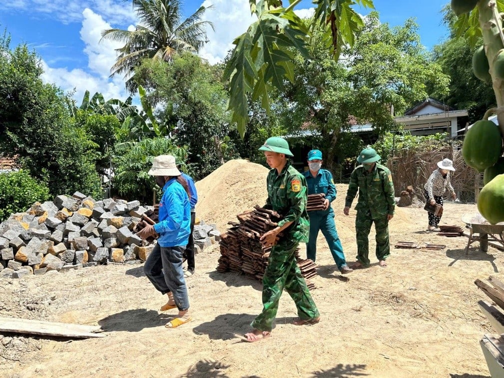 មន្ត្រី​និង​ទាហាន​នៃ​ប៉ុស្តិ៍​ការពារ​ព្រំដែន An Hai និង​ប្រជាជន​ក្នុង​តំបន់​បាន​រុះរើ​និង​នាំយក​សម្ភារៈ​ទៅ​កាន់​តំបន់​ប្រជុំ។ រូបថត៖ XUAN DIEN
