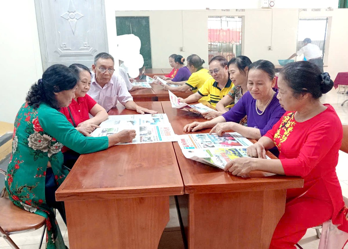 Retired cadres of group 1, Tran Phu ward (Ha Giang city) regularly receive information from Ha Giang Newspaper.