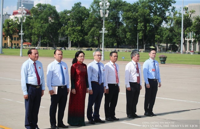 Đoàn đại biểu Đảng bộ Bộ VHTTDL viếng Lăng và báo công dâng Bác - Ảnh 2.