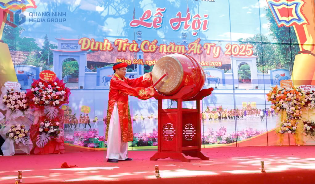 ថ្នាក់ដឹកនាំទីក្រុង Mong Cai វាយស្គរបើកពិធីបុណ្យផ្ទះឃុំ Tra ឆ្នាំ 2025