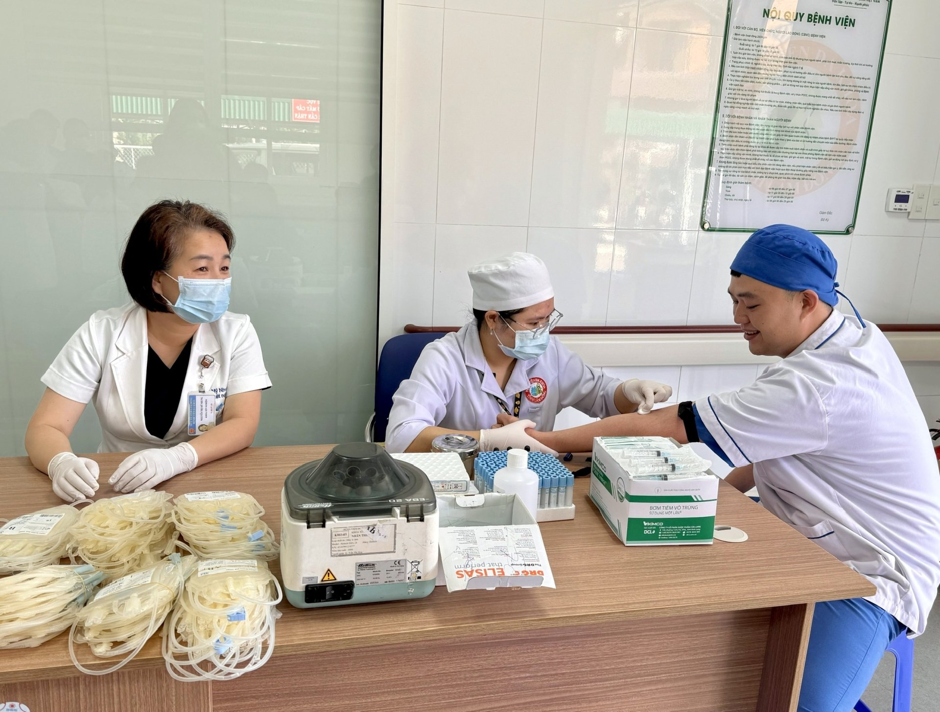 Lấy máu xét nghiệm trước khi hiến
