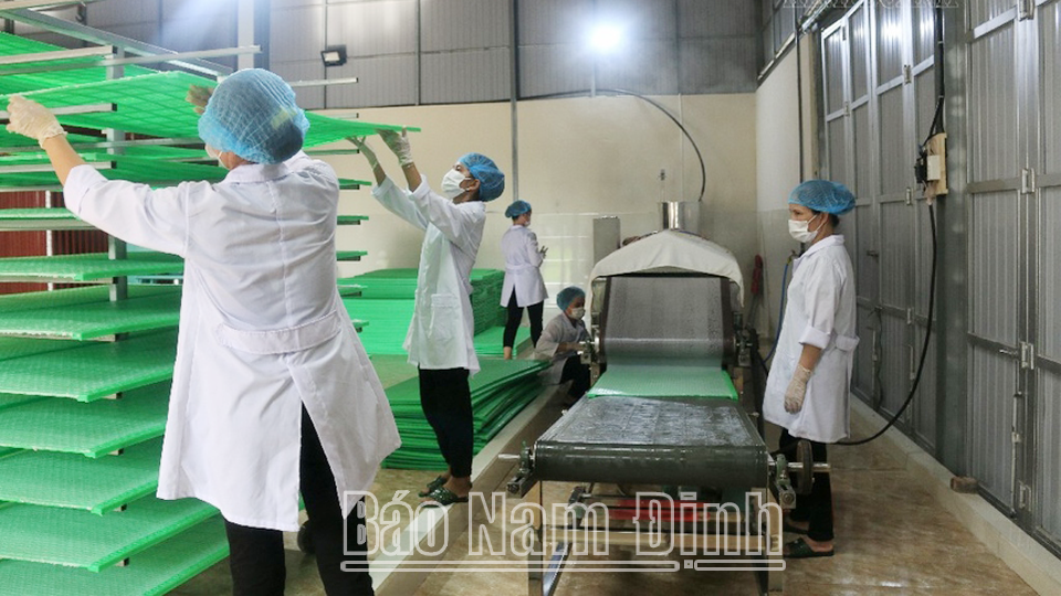 Hợp tác xã dịch vụ sản xuất nông nghiệp và cơ khí Xuân Tiến (Xuân Trường) đầu tư trang thiết bị phát triển nghề truyền thống của địa phương.