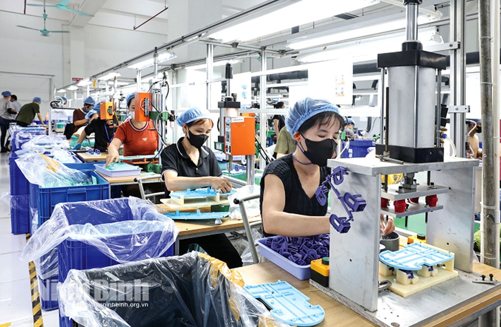 خط إنتاج شركة Dream Plastic Ninh Binh Co., Ltd. (مجمع خانه ثونج الصناعي، منطقة ين مو). الصورة: مينه كوانج