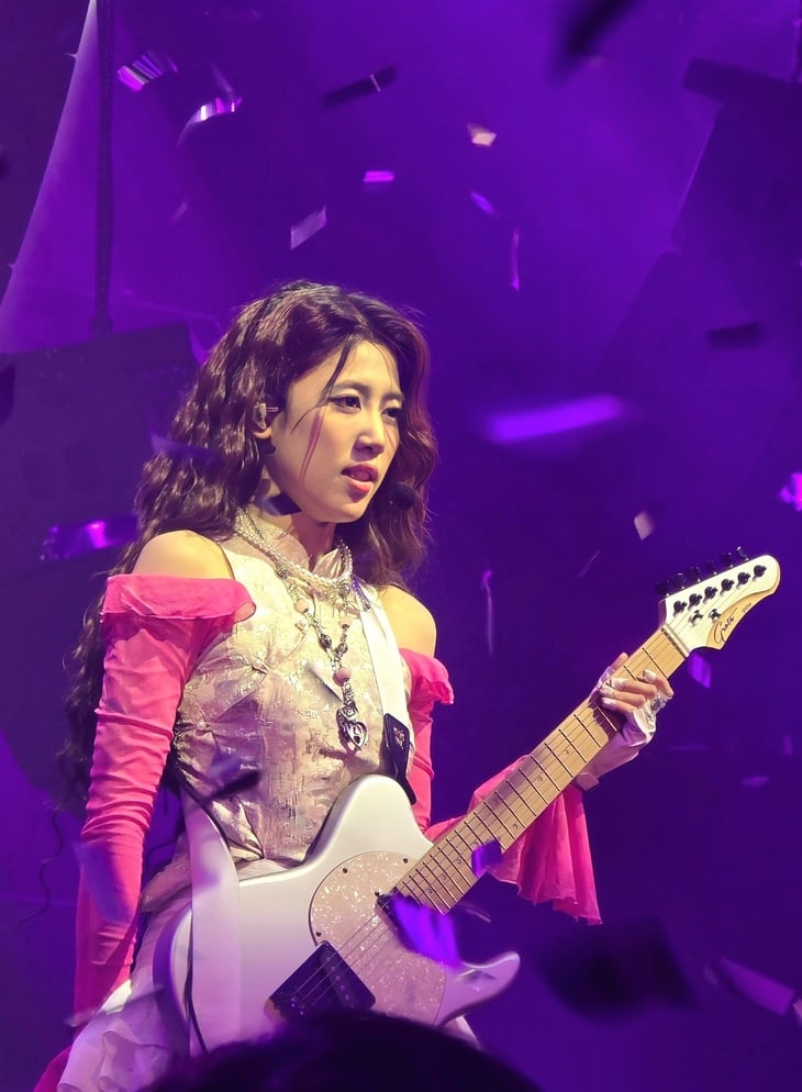 หลานชายของ Trinh Cong Son ร้องเพลง 'Diem Xua' อย่างเต็มอารมณ์ จนโดดเด่นในคืนดนตรีของคนรุ่น Gen Z - ภาพที่ 2