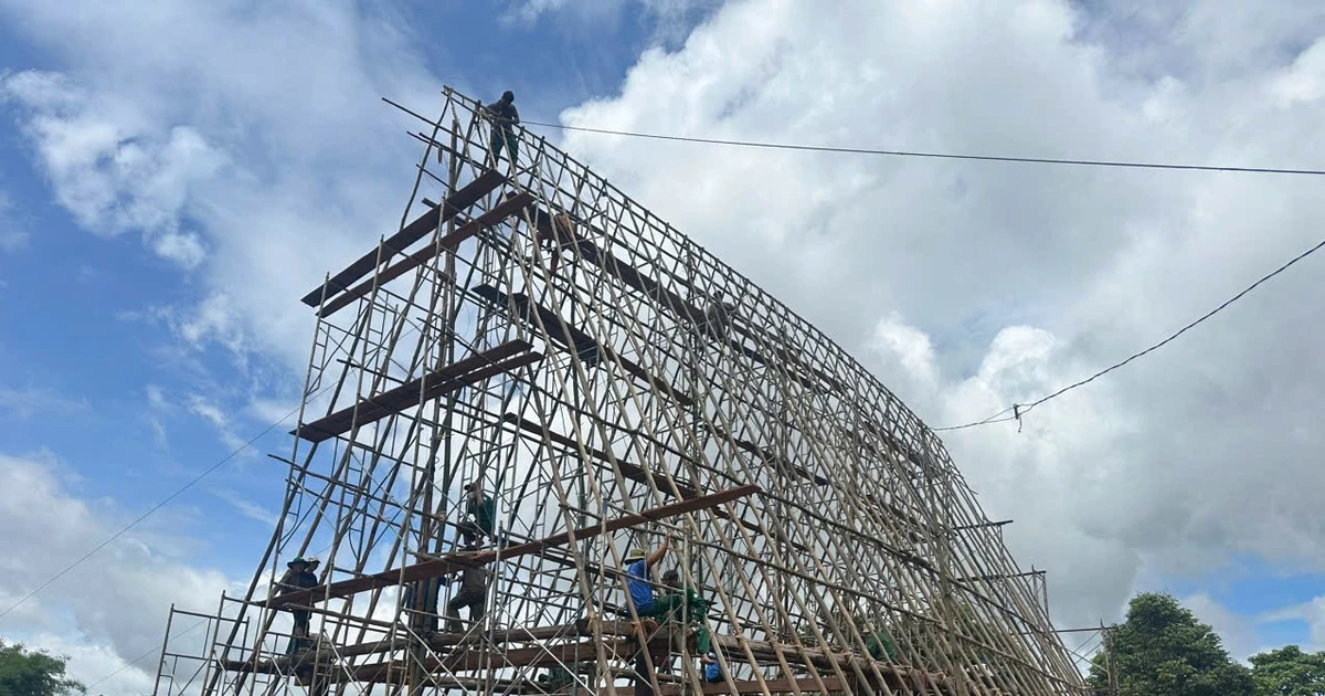 Bà con làng Kon Băh chung tay dựng lại nhà rông