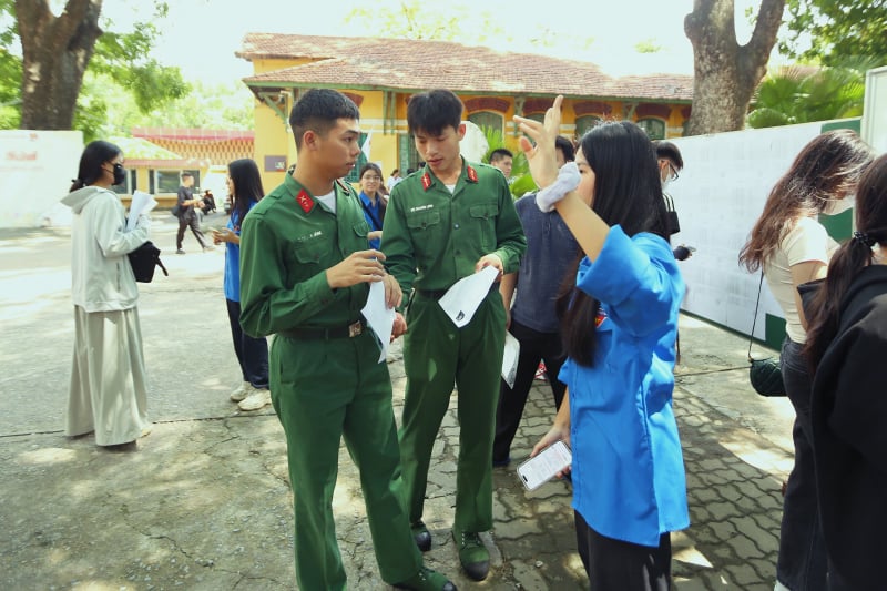 Hanoi students brave the sun to complete graduation exam procedures -0