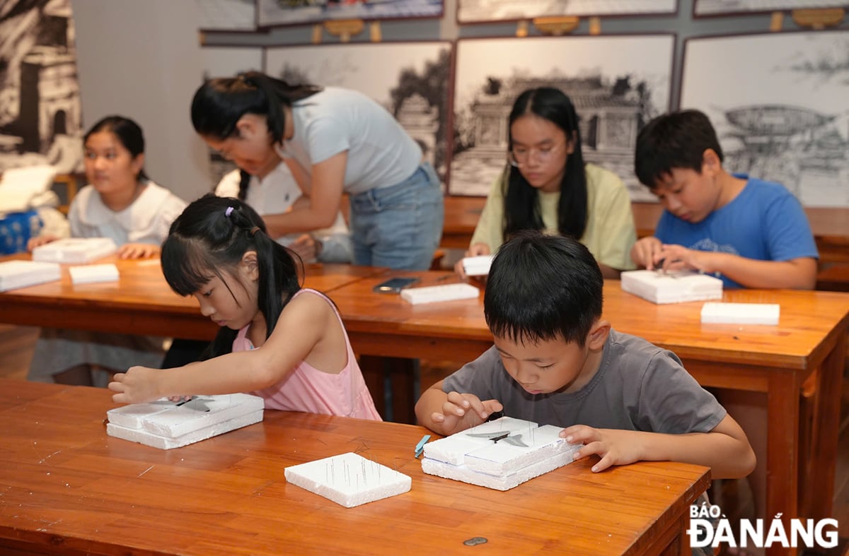 Trẻ tự tay trải nghiệm về quá trình tạo ra các tiêu bản bướm.