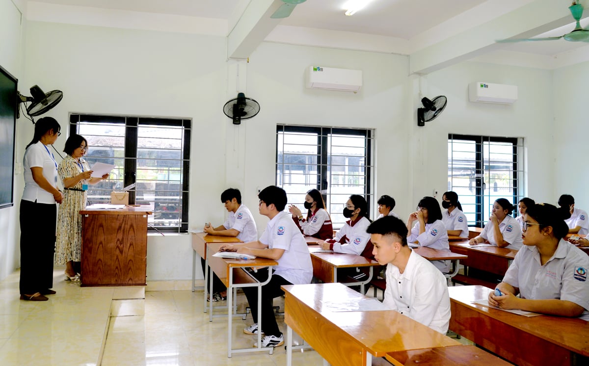 Cán bộ tham gia làm nhiệm vụ trong kỳ thi phổ biến quy chế cho các thí sinh tại điểm thi Trường THPT Lê Hồng Phong (thành phố Hà Giang). (Ảnh: Mộc Lan).