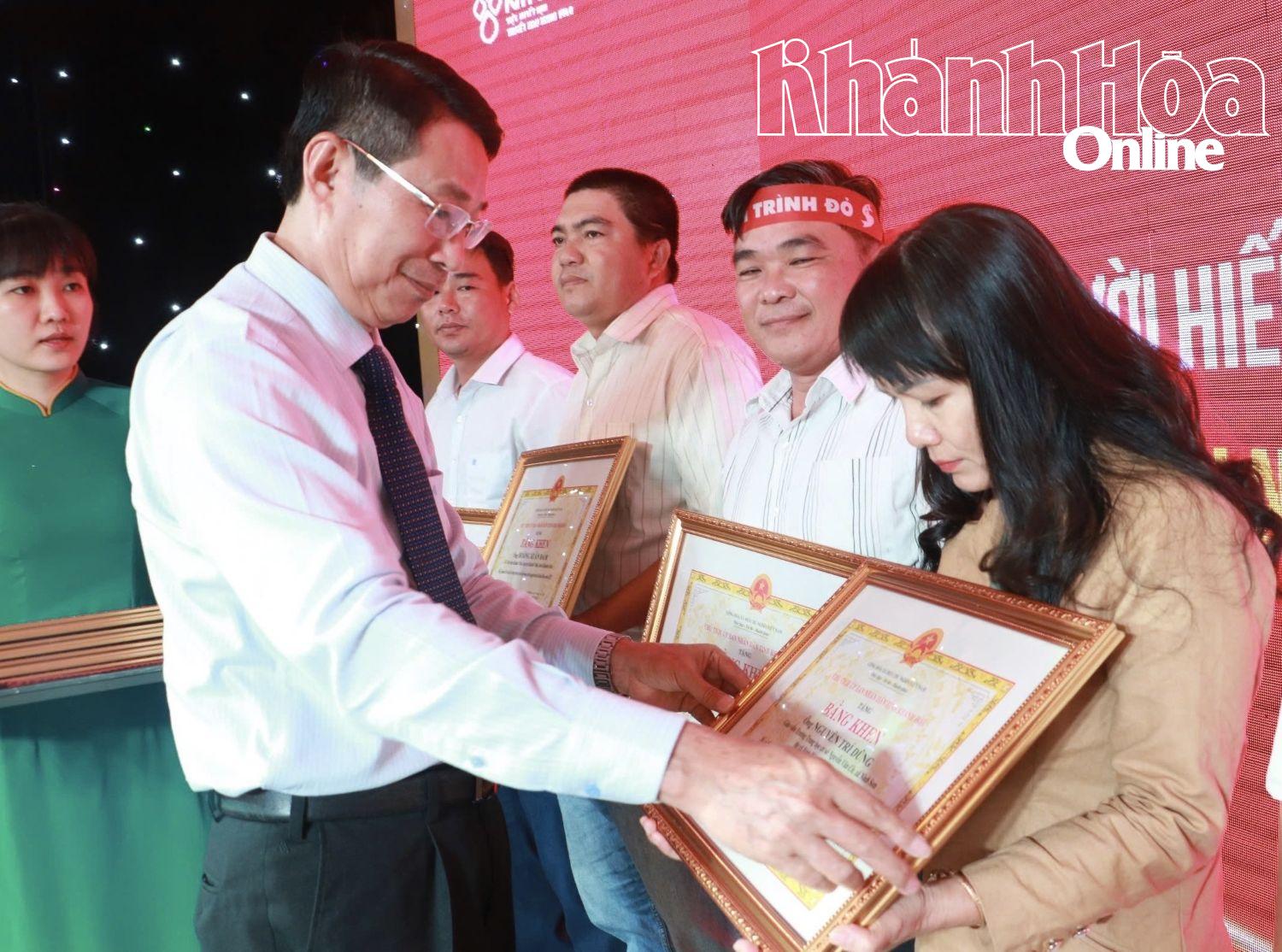 Phó Chủ tịch UBND tỉnh Đinh Văn Thiệu trao bằng khen cho các cá nhân xuất sắc.