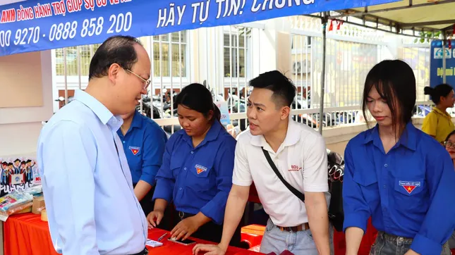 Candidates in wheelchairs come to complete graduation exam procedures photo 11