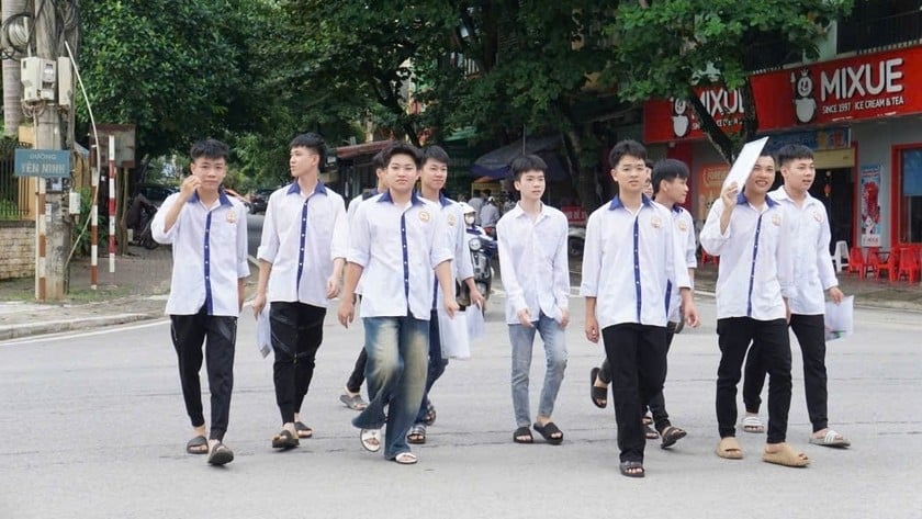 Các thí sinh tại Yên Bái đến trường làm thủ tục thi. Ảnh: Đức Tuyển.