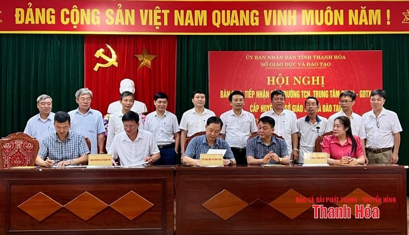 ប្រគល់សាលាមធ្យមសិក្សាវិជ្ជាជីវៈ ការអប់រំវិជ្ជាជីវៈថ្នាក់ស្រុក និងមណ្ឌលអប់រំបន្ត ដល់មន្ទីរអប់រំ និងបណ្តុះបណ្តាល