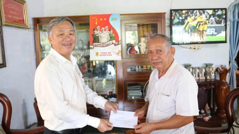 Go Dau: Visiting and giving gifts to party members and retired cadres