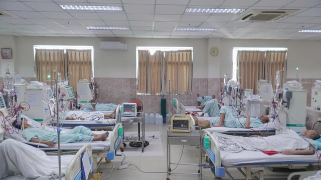 Suy thận rình rập người trẻ: Sự sống gắn với máy lọc máu ở tuổi 23 - Ảnh 1.