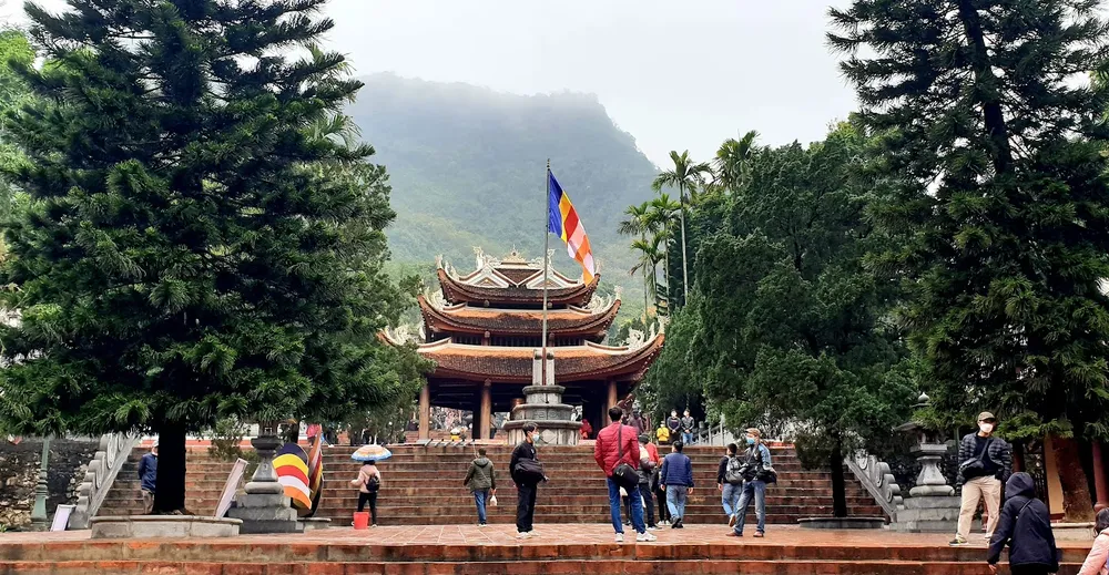 仏塔や寺院では同時に鐘と太鼓が鳴らされ、国家の平和と繁栄を祈ります。
