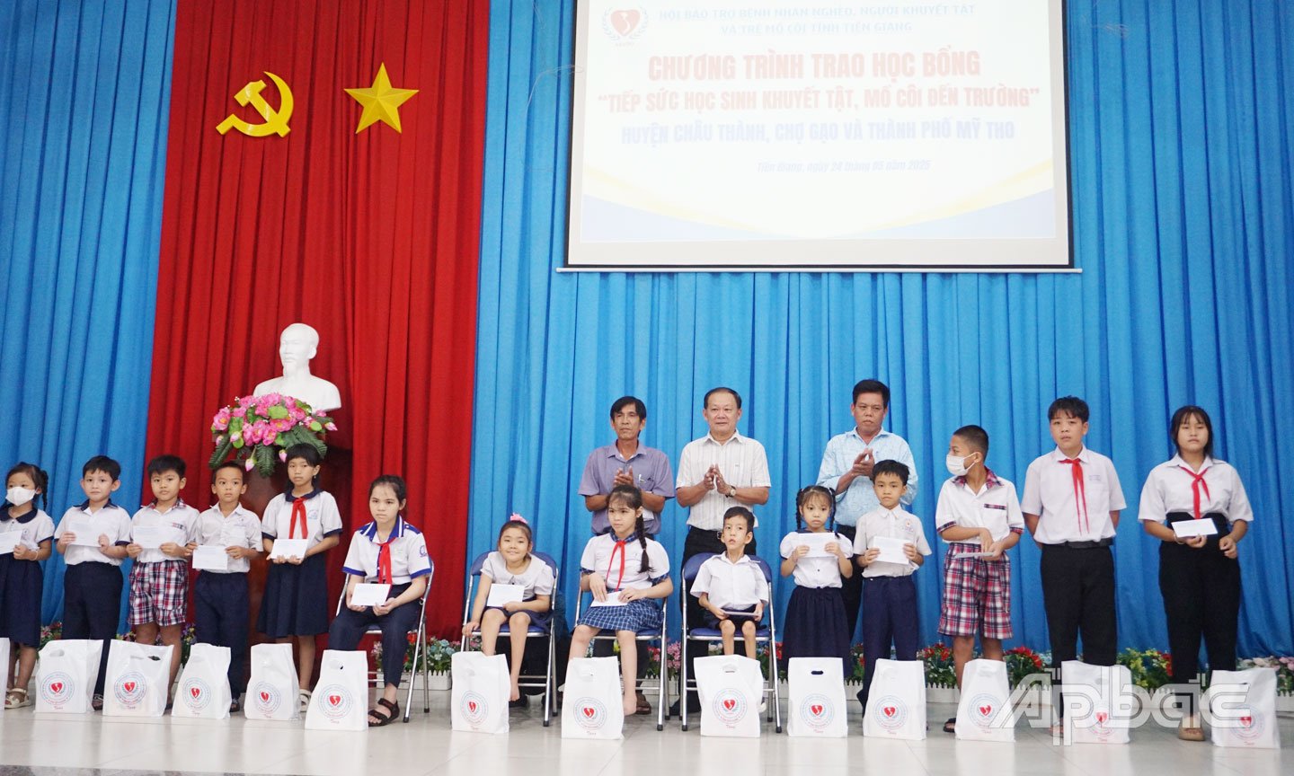 Hội Bảo trợ tỉnh tặng quà cho các em học sinh, trẻ khuyết tật có hoàn cảnh khó khăn trên  địa bàn tỉnh Tiền Giang.