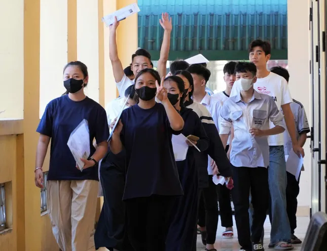 Candidates in wheelchairs come to complete graduation exam procedures photo 20