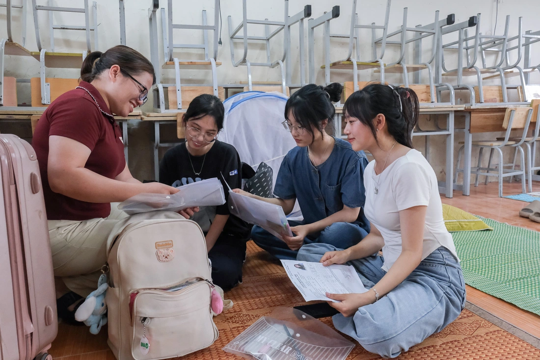 Bữa cơm đong đầy yêu thương của cha mẹ trong 'ký túc xá dã chiến' mùa thi - Ảnh 3.