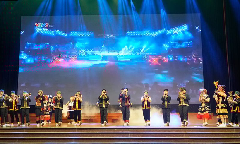 ការសម្តែងដោយមជ្ឈមណ្ឌលសកម្មភាពយុវជនខេត្ត Lao Cai ។