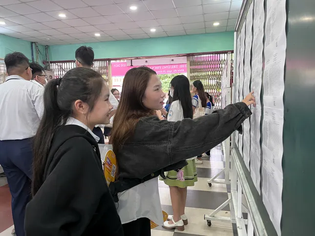 [Live]: Candidates in wheelchairs come to do graduation exam procedures photo 18