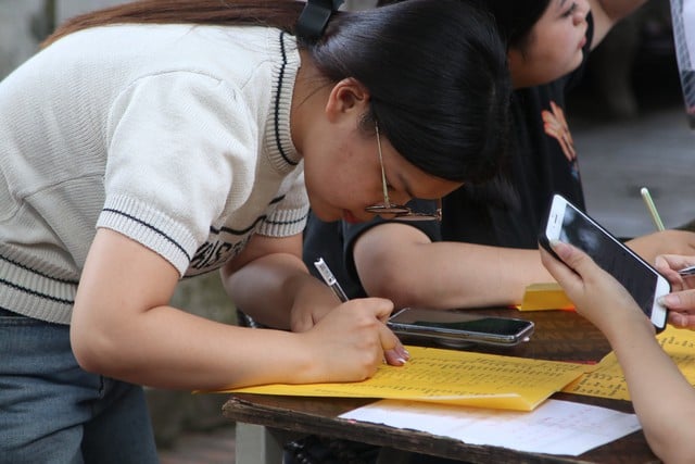 Sĩ tử viết sớ cầu may tại Văn Miếu trước kỳ thi tốt nghiệp THPT 2025- Ảnh 6.
