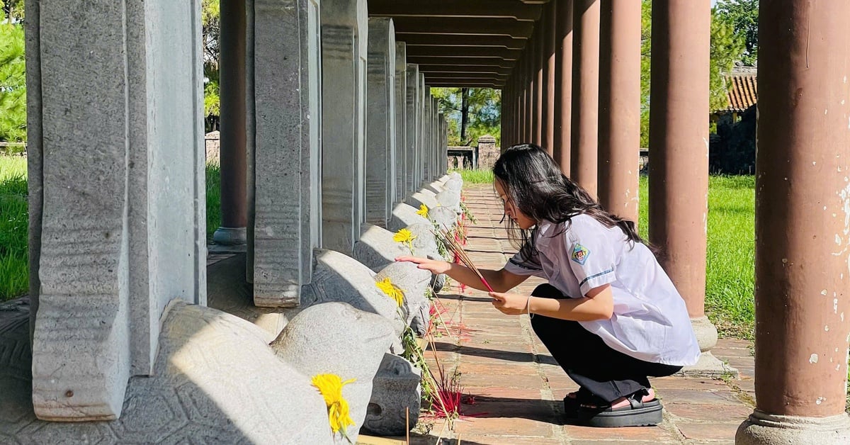 Hue students go to Van Thanh relic and Hue pagoda to pray for luck before high school graduation exam