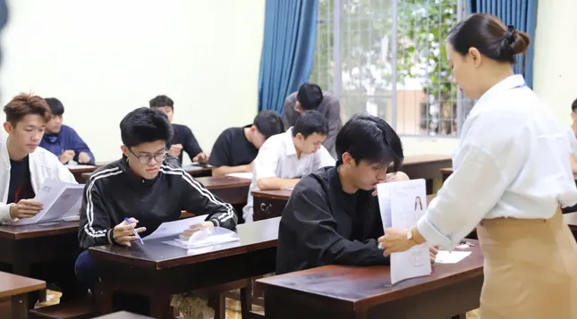 Candidates in wheelchairs come to complete graduation exam procedures photo 15