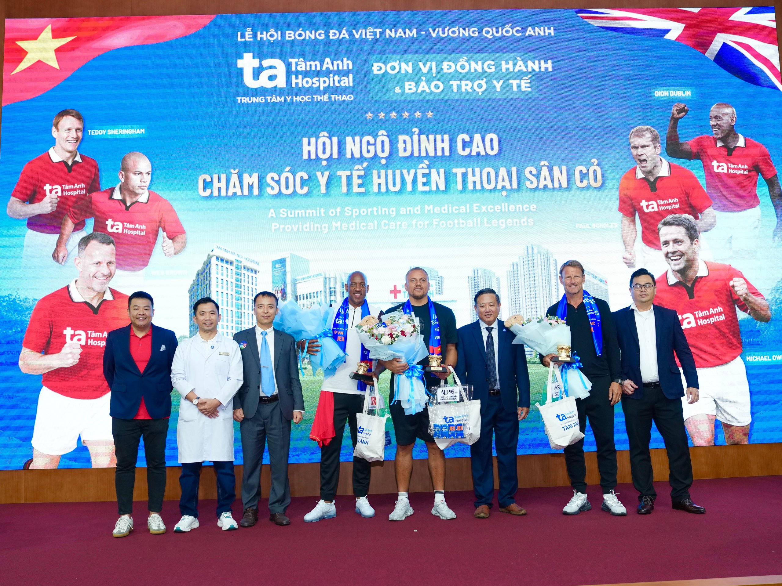 Teddy Sheringham và các huyền thoại ‘Man đỏ’ tạo ấn tượng mạnh tại Bệnh viện đa khoa Tâm Anh - Ảnh 1.