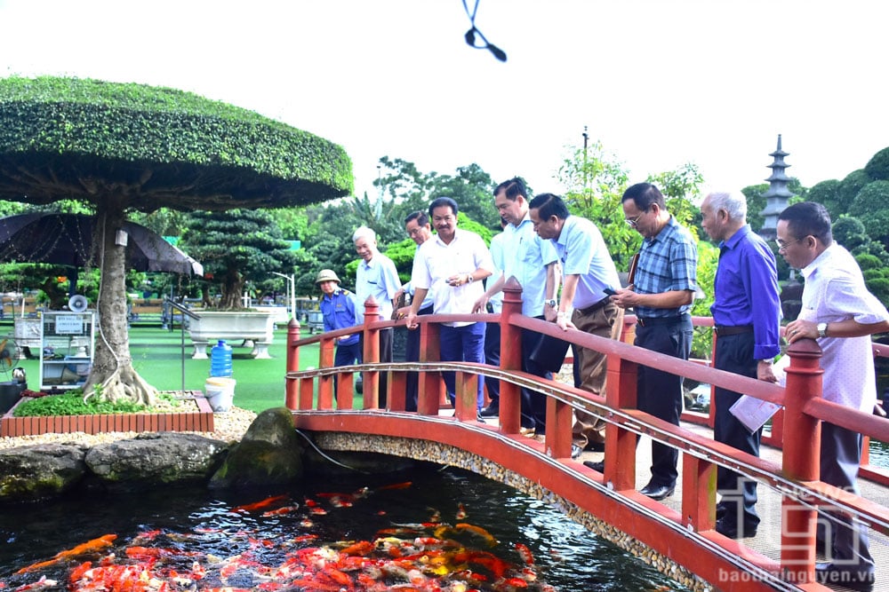Các đại biểu tham quan khu trưng bày sinh vật cảnh tại Trung tâm Thương mại và Du lịch Dũng Tân.