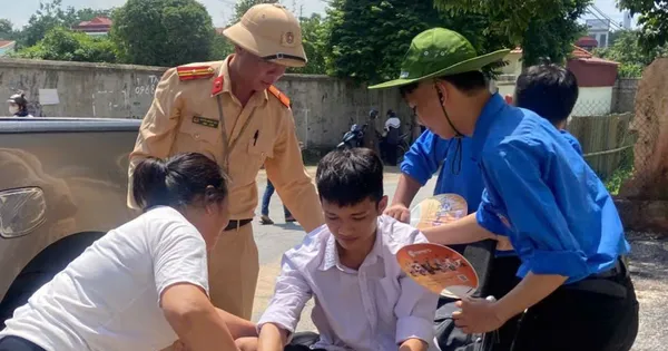 Thí sinh đi xe lăn đến làm thủ tục thi tốt nghiệp