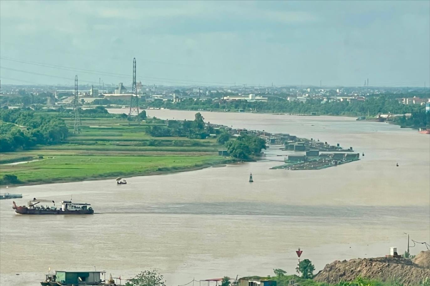 Strong high tides flooded many rice fields outside the Thai Binh River dike.