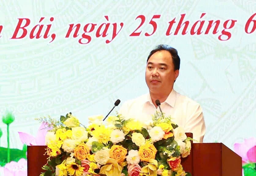 Là huyện "cán đích" đầu tiên của tỉnh, ông Giàng A Câu - Bí thư huyện ủy Mù Cang Chải chia sẻ kinh nghiệm quý trong quá trình triển khai đề án xóa nhà tạm. Ảnh: Đức Tuyển.