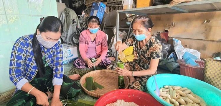 Mujeres destacadas estudiando y siguiendo al tío Ho