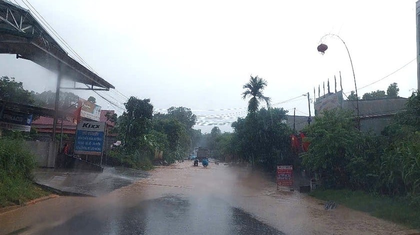 Điểm ngập úng cục bộ trên Quốc lộ 70 đoạn qua xã Thịnh Hưng, huyện Yên Bình, tỉnh Yên Bái. Ảnh: Đức Tuyển.