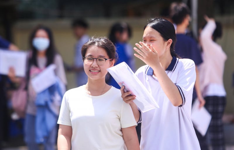 Hanoi students brave the sun to complete graduation exam procedures -0