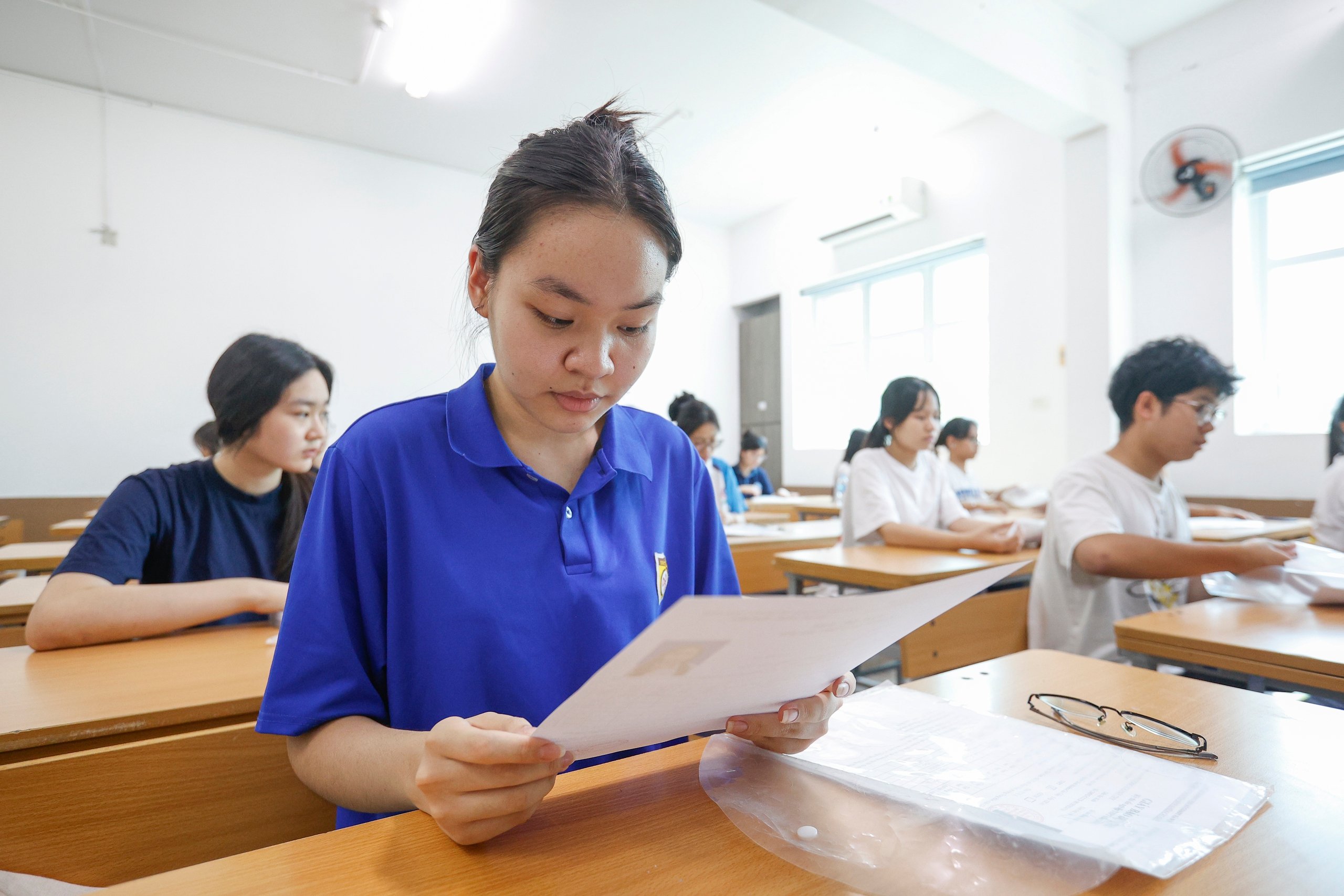 Thí sinh Hà Nội chuẩn bị cho kỳ thi tốt nghiệp THPT 2025 dưới nắng nóng - Ảnh 9.