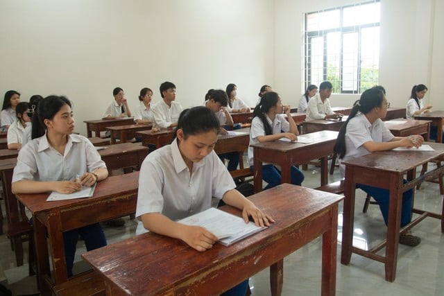 Thí sinh miền núi Quảng Trị háo hức đến làm thủ tục dự thi- Ảnh 5.