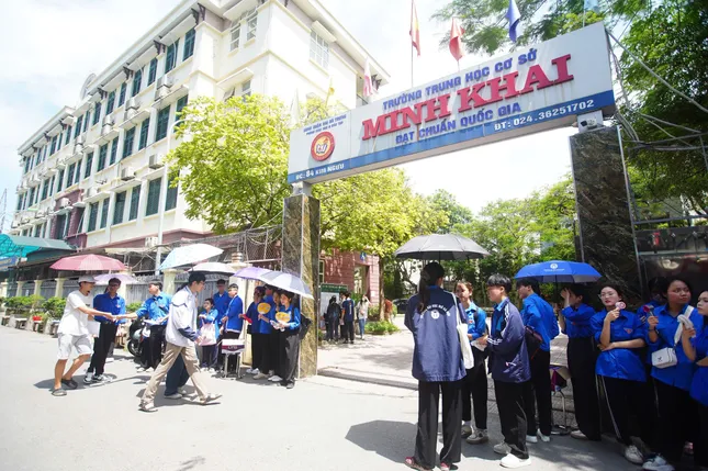 [Live]: Candidates in wheelchairs come to do graduation exam procedures photo 21