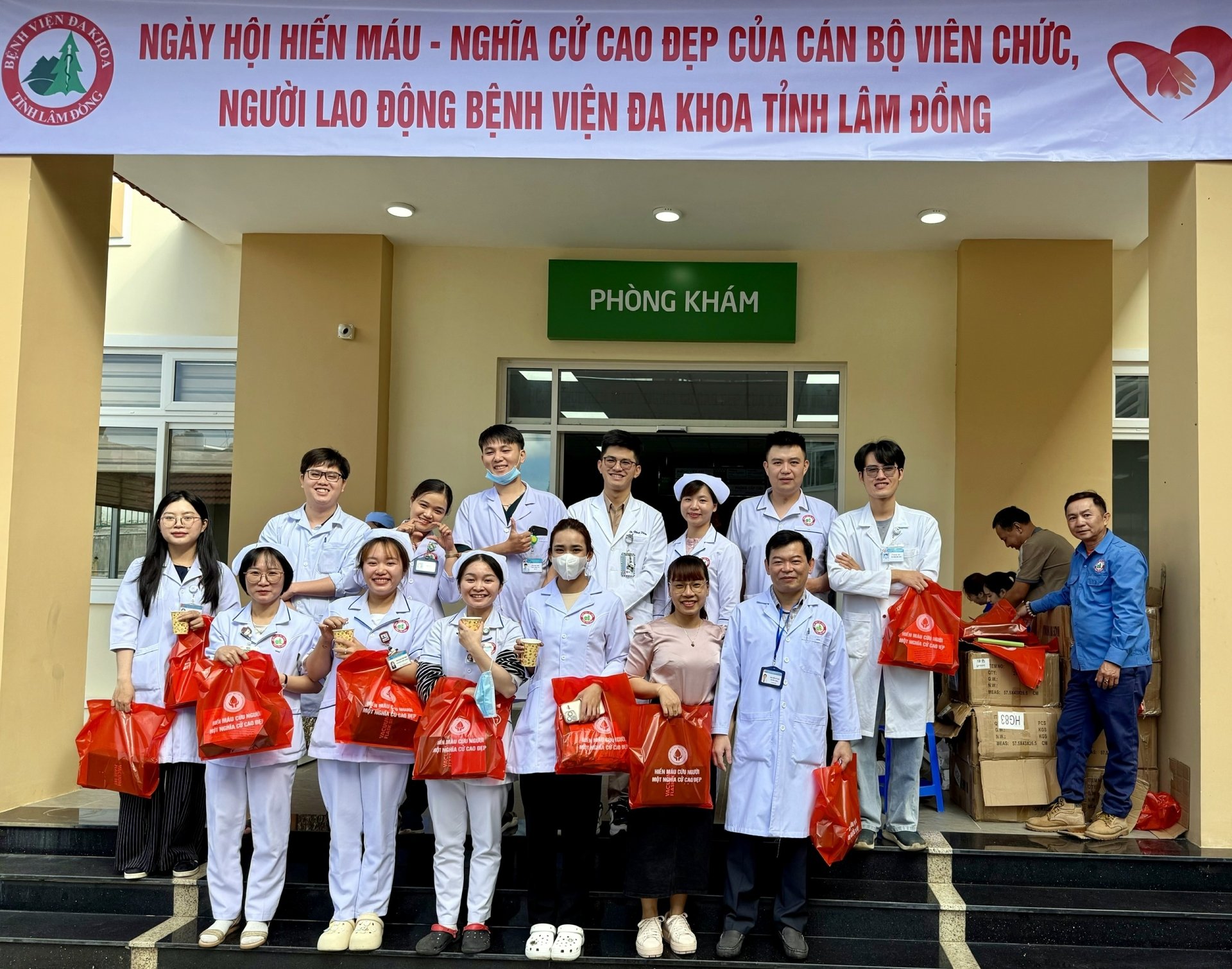 Các tầy thuốc Bệnh viện Đa khoa Lâm Đồng tham gia hiến máu