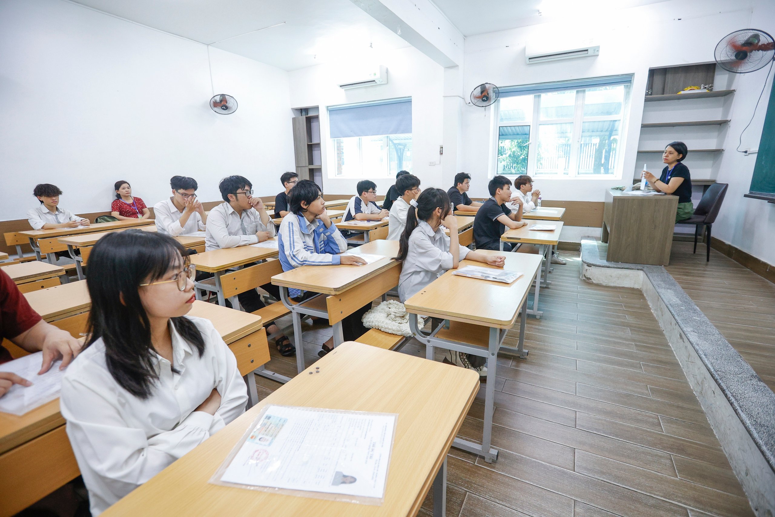 Thí sinh Hà Nội chuẩn bị cho kỳ thi tốt nghiệp THPT 2025 dưới nắng nóng - Ảnh 7.