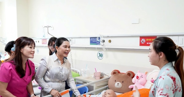 Tặng quà cho bệnh nhi và hỗ trợ cho trẻ em có hoàn cảnh khó khăn