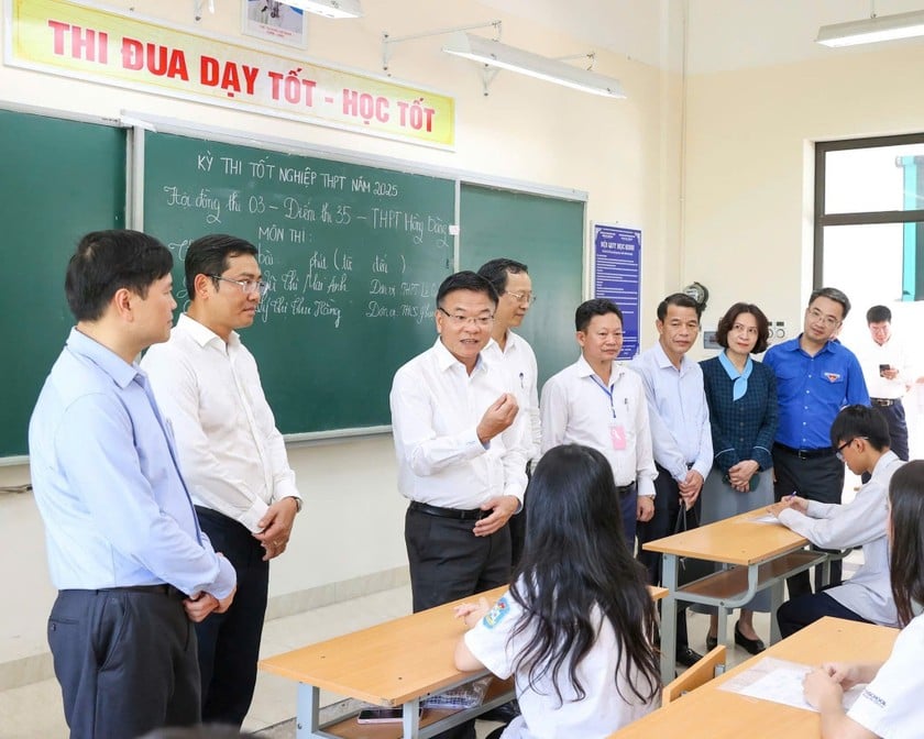 Phó Thủ tướng Lê Thành Long động viên tinh thần các thí sinh